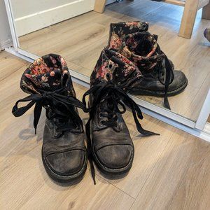Dr. Marten's Triumph size 9 Foldover Boots